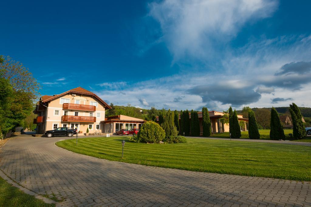 Hotel Honti Wellness Es Konferencia Szalloda Visegrád Exterior photo